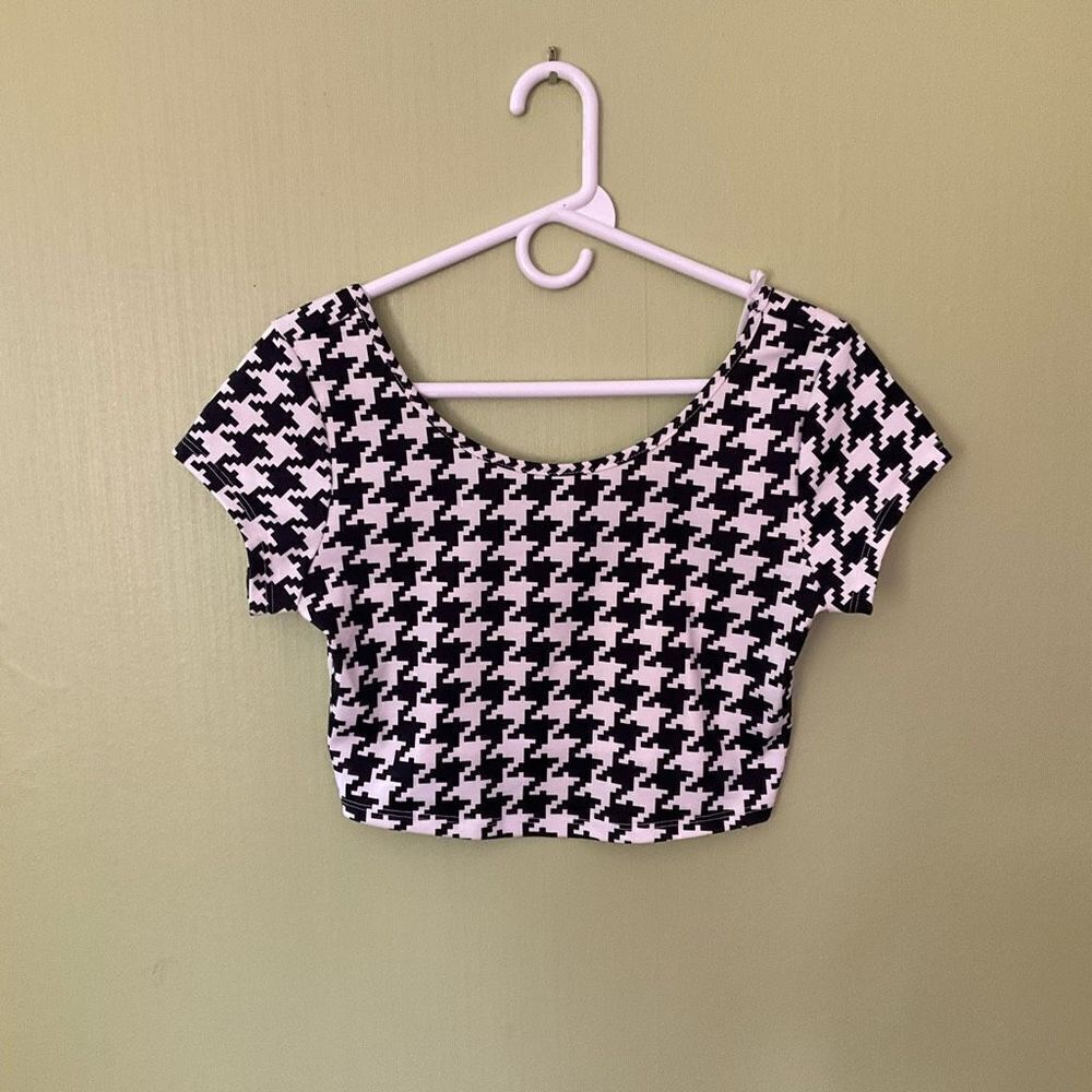 B Envied Cropped Stretch Houndstooth Top, L. Black and White